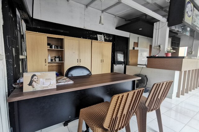 OYO 94078 アザーラ ホームステイ シャリア