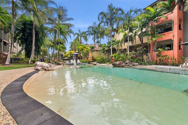 トロピカル ブリス - ケアンズ 9 プールズ BBQ ジム