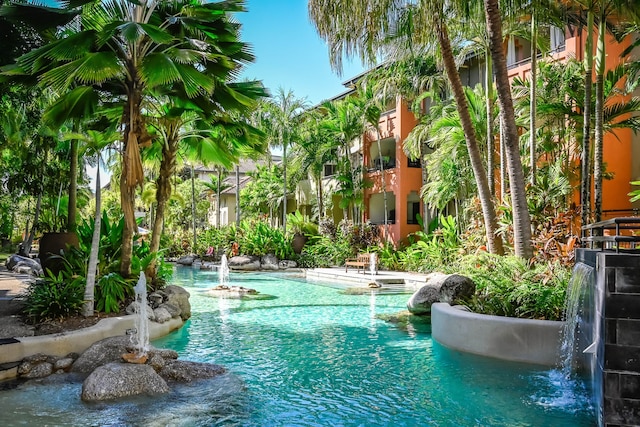 ラックス ケアンズ - 9 プールズ BBQ アンド ジム