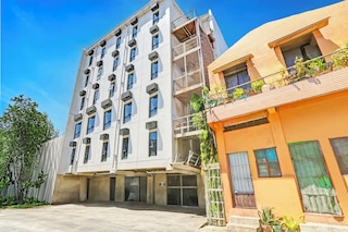 スポット オン クラッシー バンクベッド ニア マカティ マニラ フォーマリー MYTOWN マドリード