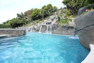 2023年4月中旬登場！ 美しくアップグレードされた二階建ての家とバックヤード オアシス