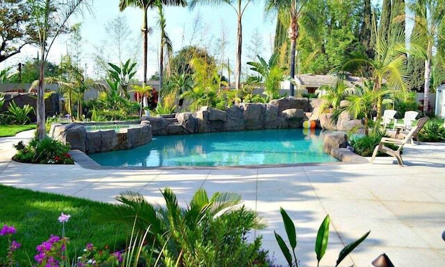 インクレディブル エステート 5 ベッドルームズ 3 バスルーム ウィズ リゾート スタイル ロック プール & ジャクジー