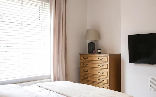 スペーシャス 4 ベッドルーム ハウス スリープス 8