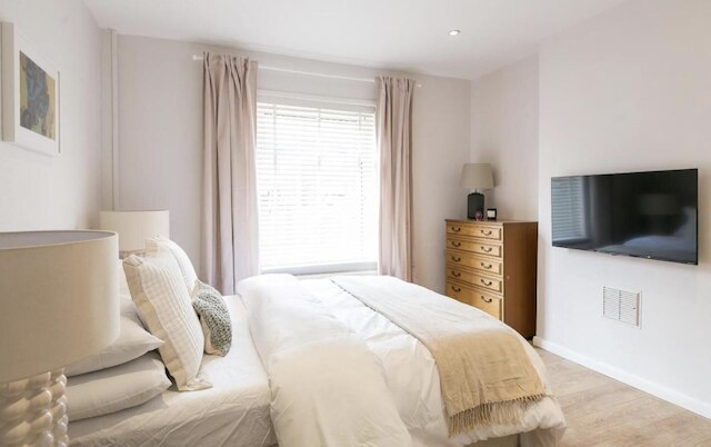 スペーシャス 4 ベッドルーム ハウス スリープス 8