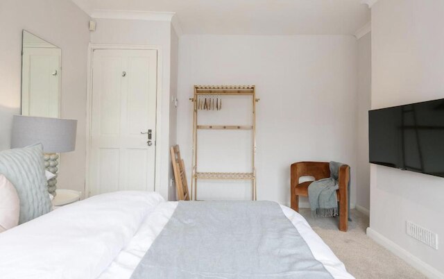 スペーシャス 4 ベッドルーム ハウス スリープス 8