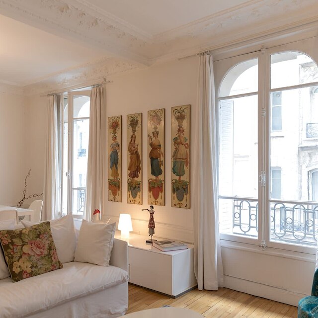 ホワイト サクレ I ビューティフル 2 ベッドルーム イン モンマルトル