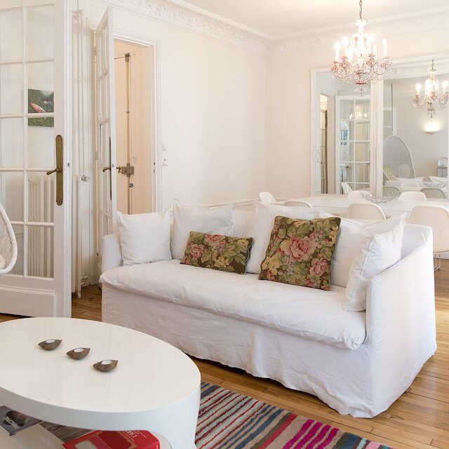 ホワイト サクレ I ビューティフル 2 ベッドルーム イン モンマルトル