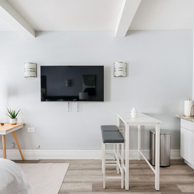 73-819 ニュー スタジオ UWS ドアマン ジム