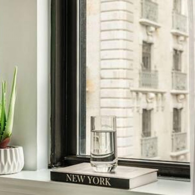 73-1004 ニュー スタジオ UWS ドアマン ジム