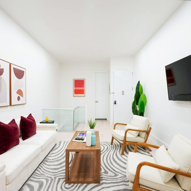 317-1d ニュー 2ベッドルーム デュプレックス ウィズ D プライベート バックヤード