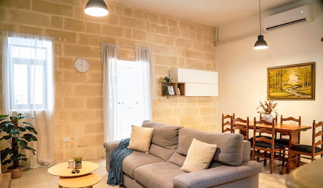 チャーミング ヒストリック ホーム ウィズ ルーフトップ ビューズ