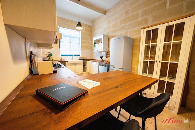 チャーミング ヒストリック ホーム ウィズ ルーフトップ ビューズ