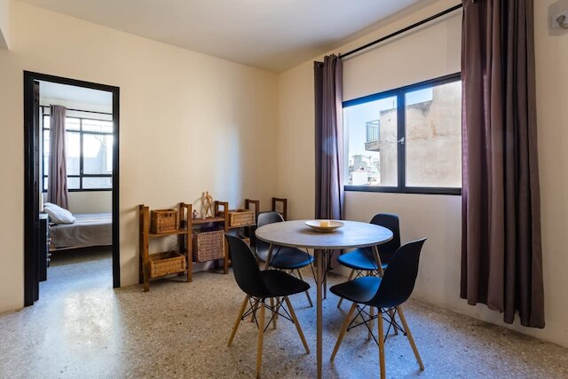 アクロポリス ゼン ア シック ホーム イン ザ センター オブ イット オール