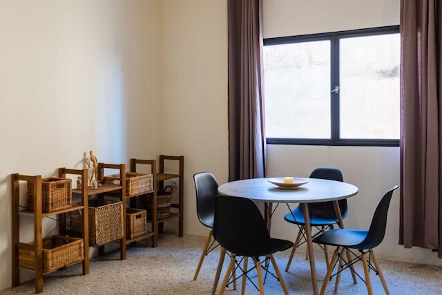 アクロポリス ゼン ア シック ホーム イン ザ センター オブ イット オール