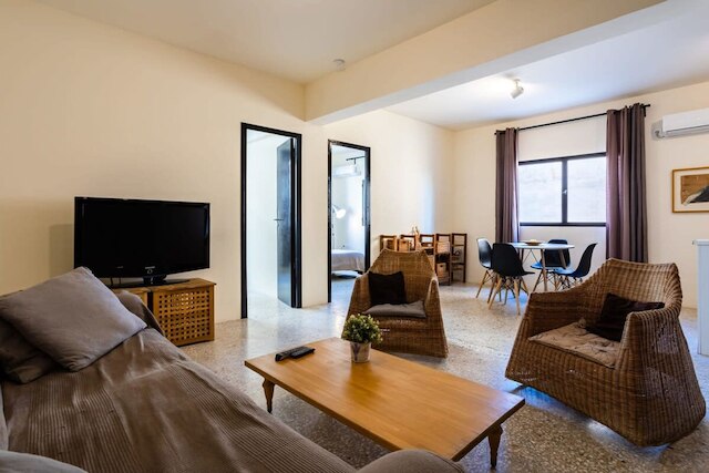 アクロポリス ゼン ア シック ホーム イン ザ センター オブ イット オール