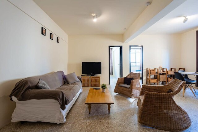 アクロポリス ゼン ア シック ホーム イン ザ センター オブ イット オール