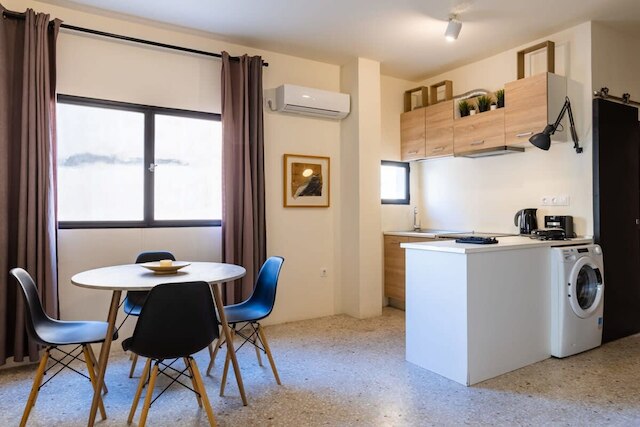 アクロポリス ゼン ア シック ホーム イン ザ センター オブ イット オール