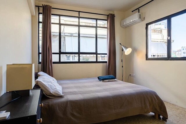 アクロポリス ゼン ア シック ホーム イン ザ センター オブ イット オール