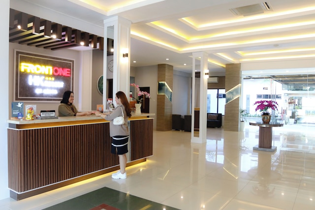 フロント ワン HK リゾート セマラン