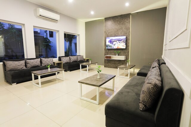 フロント ワン HK リゾート セマラン