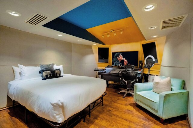 キャロルウッド - モダン トスカーナ ヴィラ ウィズ ローリング ローンズ アンド ロッジア イン ホルムビー ヒルズ