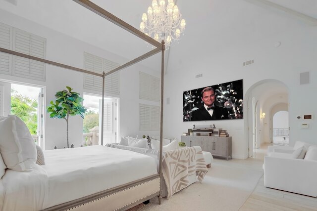 キャロルウッド - モダン トスカーナ ヴィラ ウィズ ローリング ローンズ アンド ロッジア イン ホルムビー ヒルズ