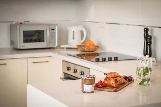 チャーミング 1ベッドルーム アパートメント バイ シー アンド レント