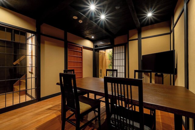 RESI STAY PALACE GATE