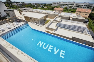 Nueve Poolvilla And Resort