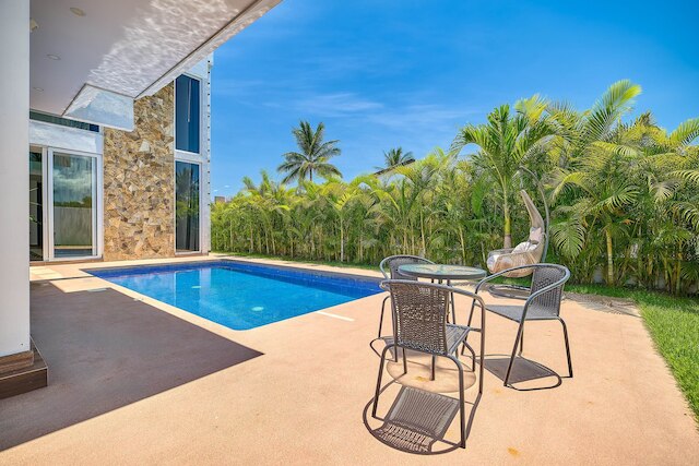 ユニコロマ テンプル 302