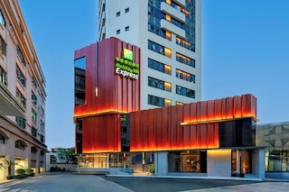 Holiday Inn Express Shanghai Jing'an Temple by IHG