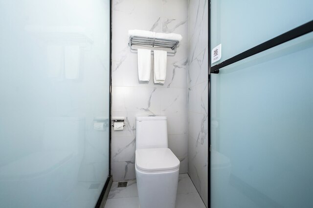 Qinfengyuan Hotel (Shanghai Xuhui District Zhongshan Hospital Jiashan Road Subway Station Branch)