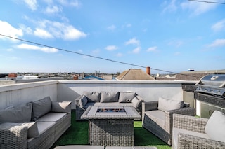 プライベート ルーフトップ + ステップス トゥ ザ ビーチ シック デザイン シーサイド スタイル バイ アバンステイ