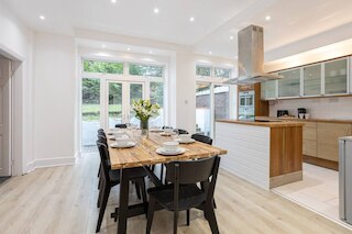 スペーシャス ハウス ウィズ パーキング ニア ヒートン パーク