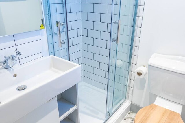 スタイリッシュ イマキュレート ニュー アパートメント ニア サルフォード キーズ バイ ピロー ルームズ