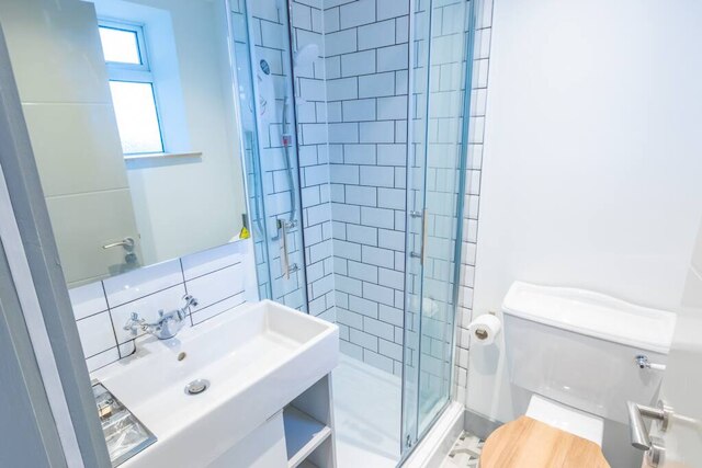 スタイリッシュ イマキュレート ニュー アパートメント ニア サルフォード キーズ バイ ピロー ルームズ