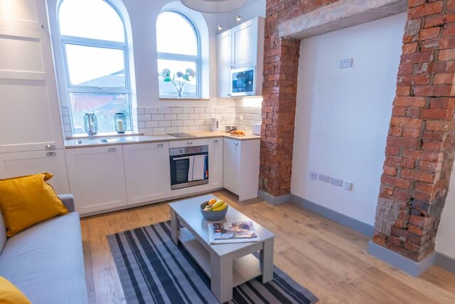 スタイリッシュ イマキュレート ニュー アパートメント ニア サルフォード キーズ バイ ピロー ルームズ