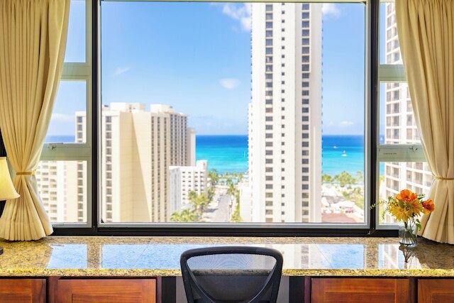 パーシャル オーシャンビュー コンド ウィズ キング オア クイーン ベッド アンド パーキング