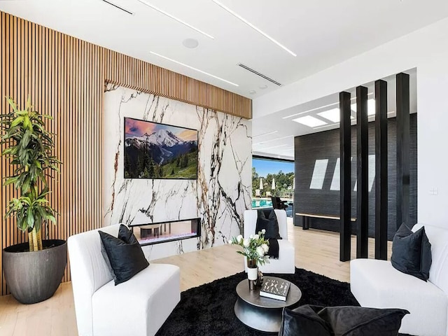 モナーク モダン