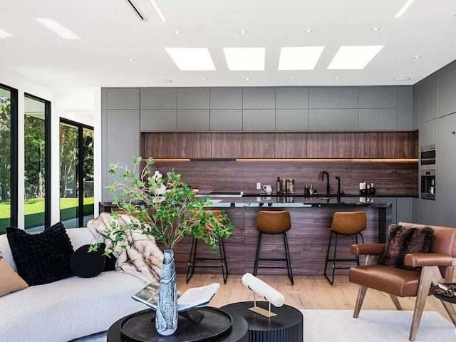 モナーク モダン