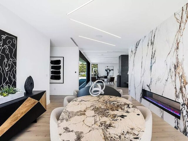 モナーク モダン