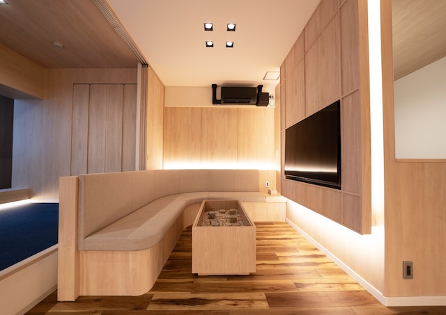 UH SUITE NAMBA STATION