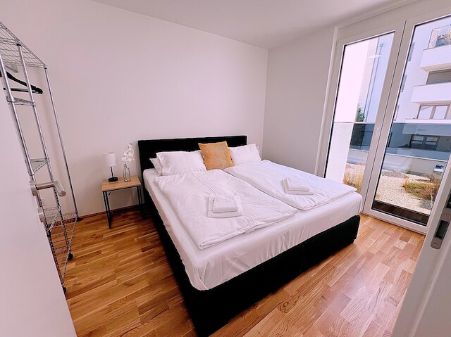 アパートメンツ ネクスト トゥ パブリック トランスポート GG13