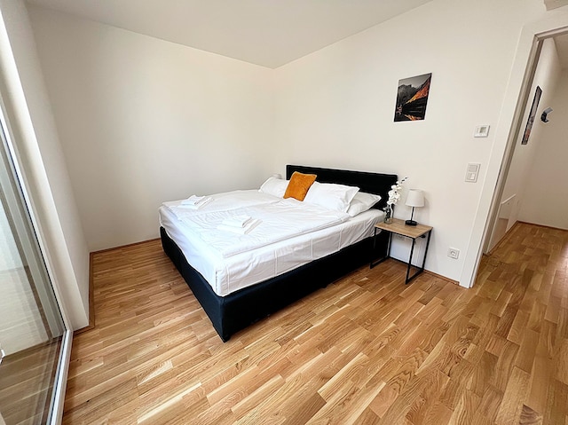 アパートメンツ ネクスト トゥ パブリック トランスポート GG13