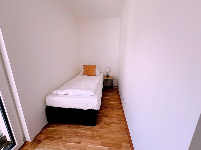 アパートメンツ ネクスト トゥ パブリック トランスポート GG13