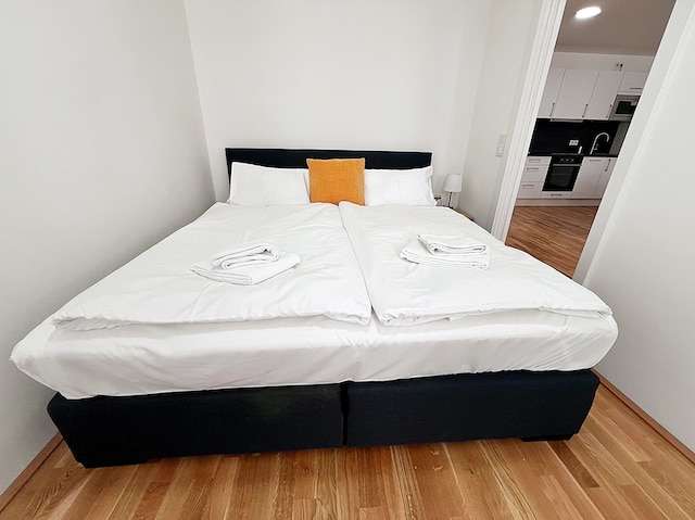 アパートメンツ ネクスト トゥ パブリック トランスポート GG13