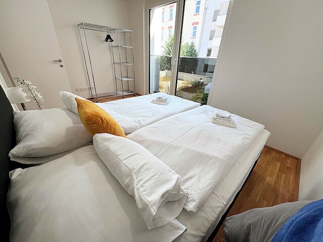 アパートメンツ ネクスト トゥ パブリック トランスポート GG13