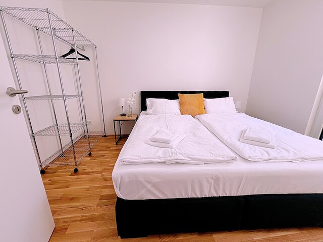 アパートメンツ ネクスト トゥ パブリック トランスポート GG13