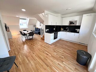 アパートメンツ ネクスト トゥ パブリック トランスポート GG13