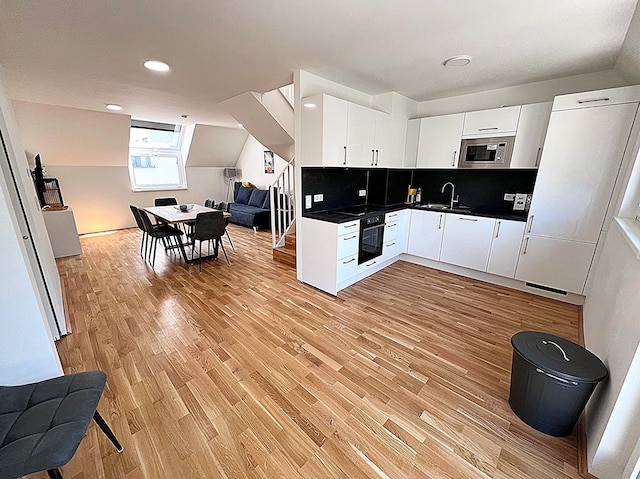 アパートメンツ ネクスト トゥ パブリック トランスポート GG13